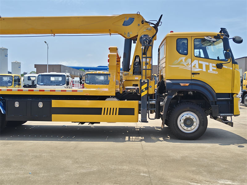 Howo flatbed tow truck with 8T crane