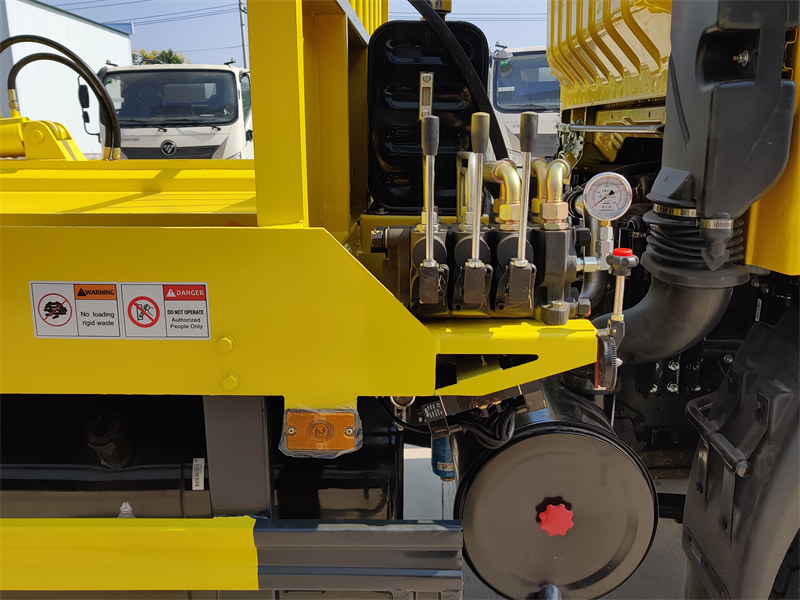 HOWO garbage truck with Hydraulic Control Valve