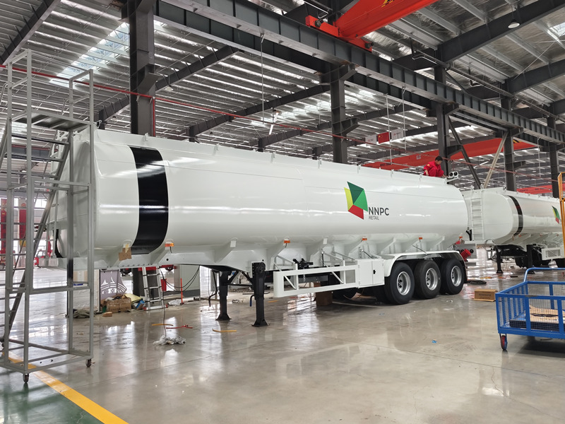 New 3-axle 40000L fuel tank trailer