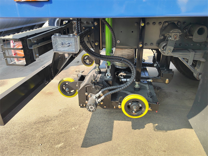HOWO 6 wheeler heavy duty street sweeper