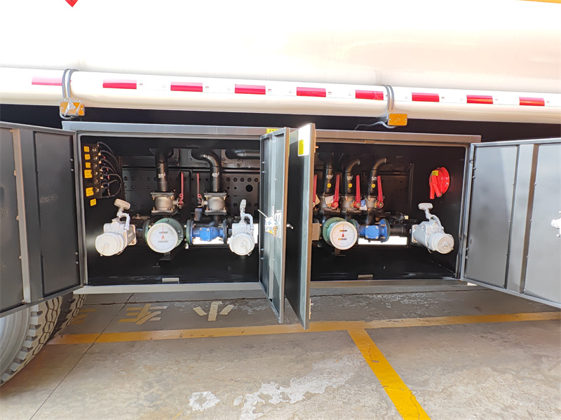 HOWO 8X4 heavy duty diesel bowser truck