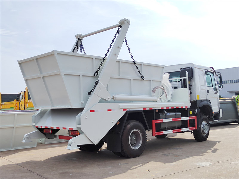 HOWO 4WD off-road skip lorry