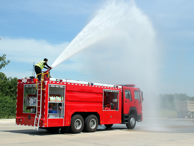 HOWO water foam tanker fire engine