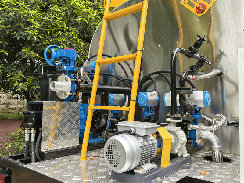 Emulsion Asphalt Bitumen Distributor Truck
