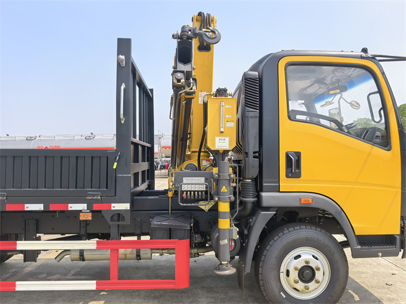 HOWO light 5tons knuckle crane truck